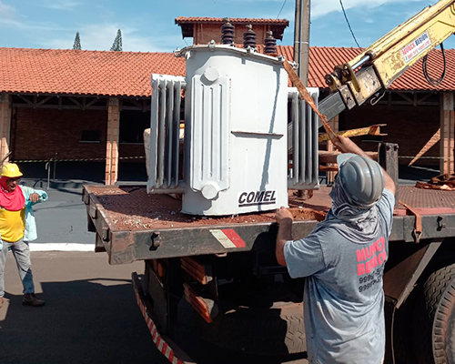 Serviço de munck em Londrina - Transporte e elevação de transformadores em Londrina - Solicite já seu orçamento.